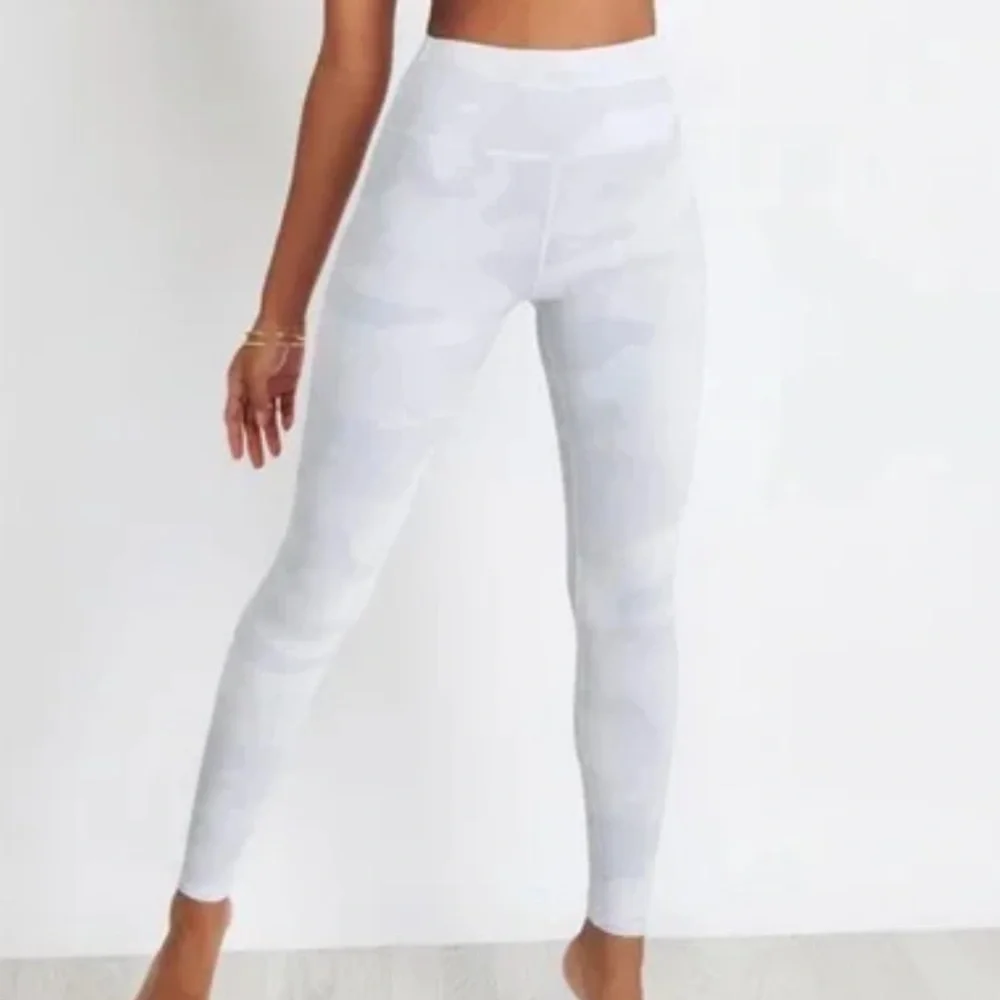 ALO Yoga NWOT High Waist Vapor Leggings White Camouflage Camo sz MEDIUM